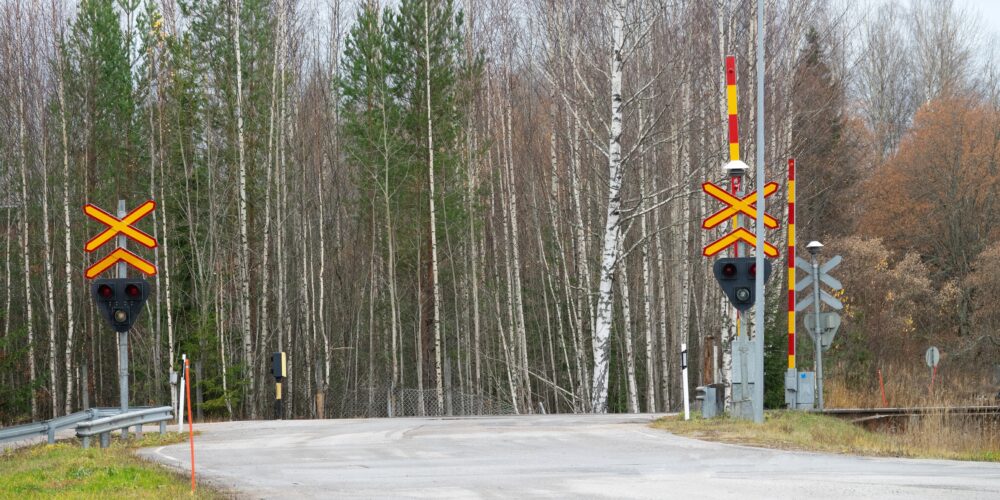 Tasoristeys, jossa liikennemerkit ja -valot.