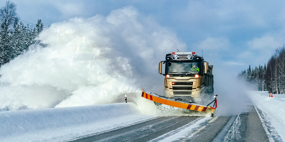 Aura-auto ajaa lunta pois ajotieltä.