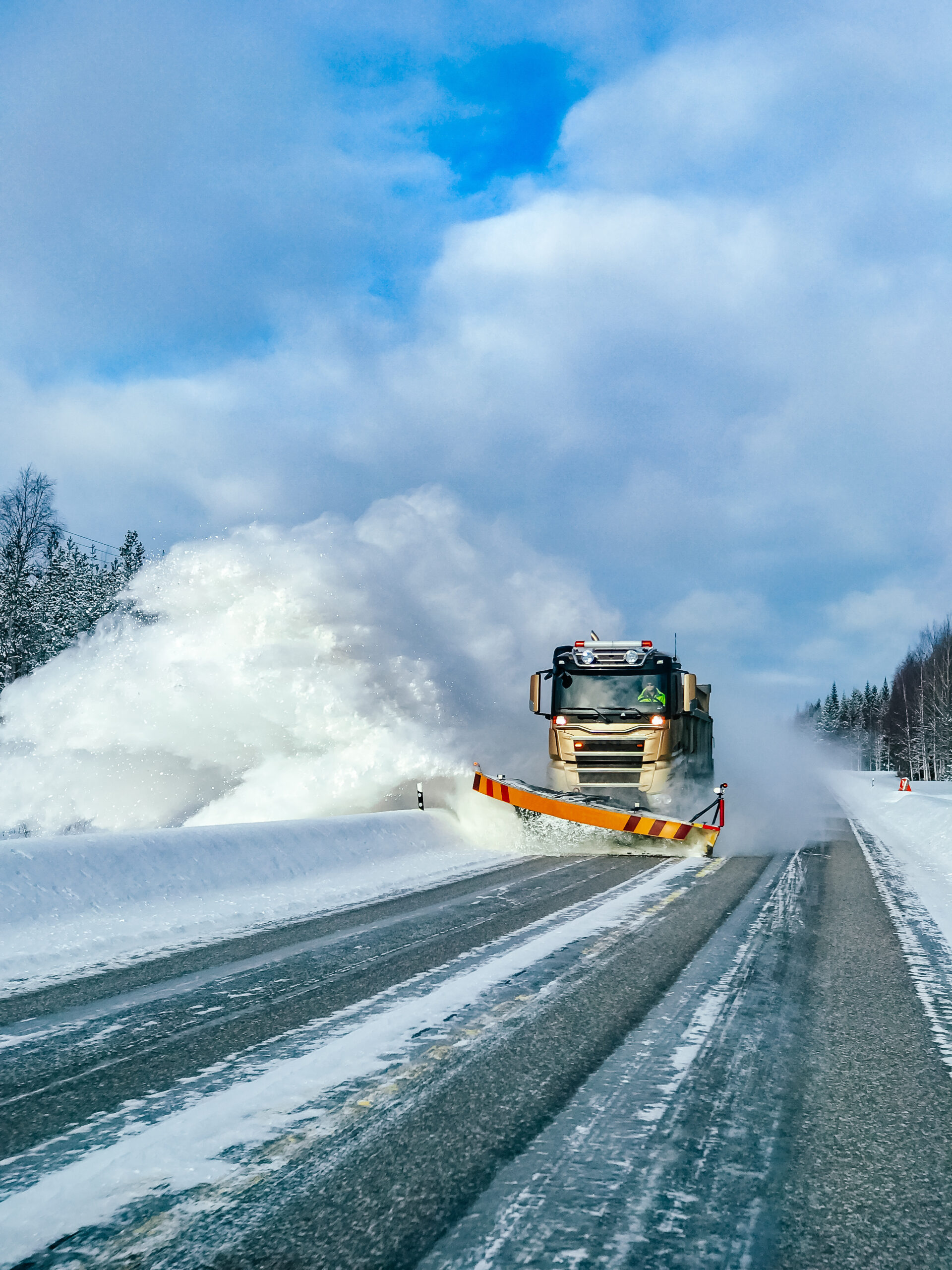 Aura-auto ajaa lunta pois ajotieltä.